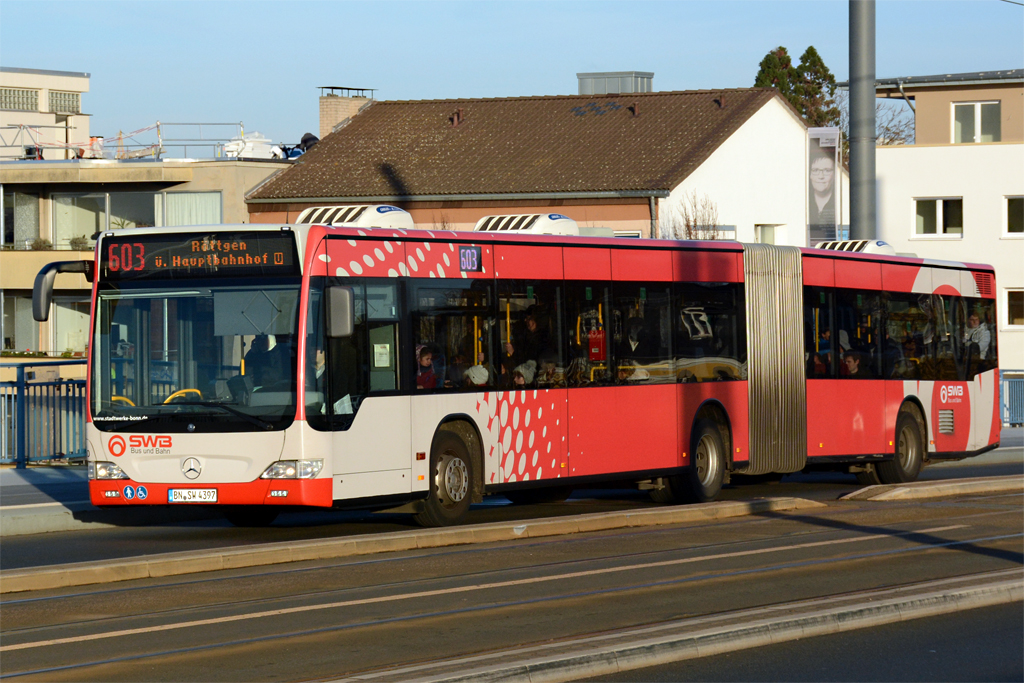 MB O 530 NG III, BN-SW 4397 der SWB auf der Kennedybrücke - 10.12.2015