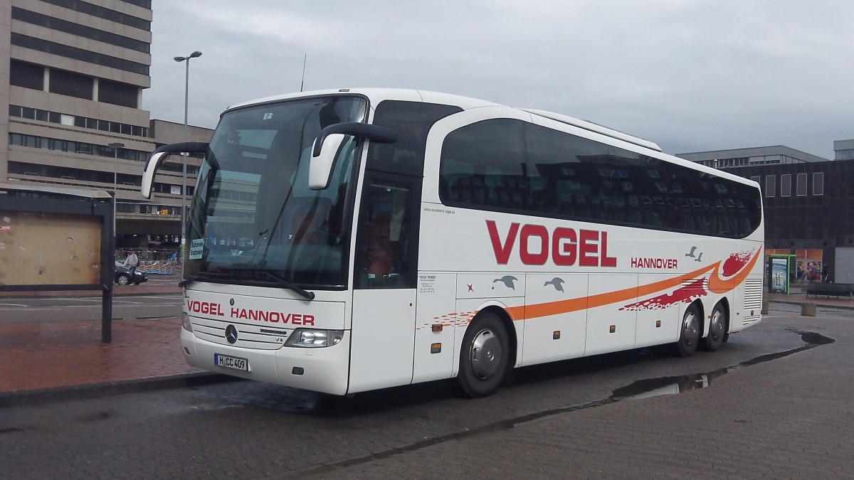 MB Reise Bus von Reisedienst  Vogel , Dieser Bus wurde vom Deutschen Bahn Ag, als SEV  eingesetzt, weil es am 08.07.2015 zu einer Oberleitungstörung zwischen Hannover und Lehrte kam, es war eine schöne Busfahrt in diesen Bus, der 1.Klasse Sitze hatte. Noch mal vielen Dank für den Fahrer für diese Busfahrt.