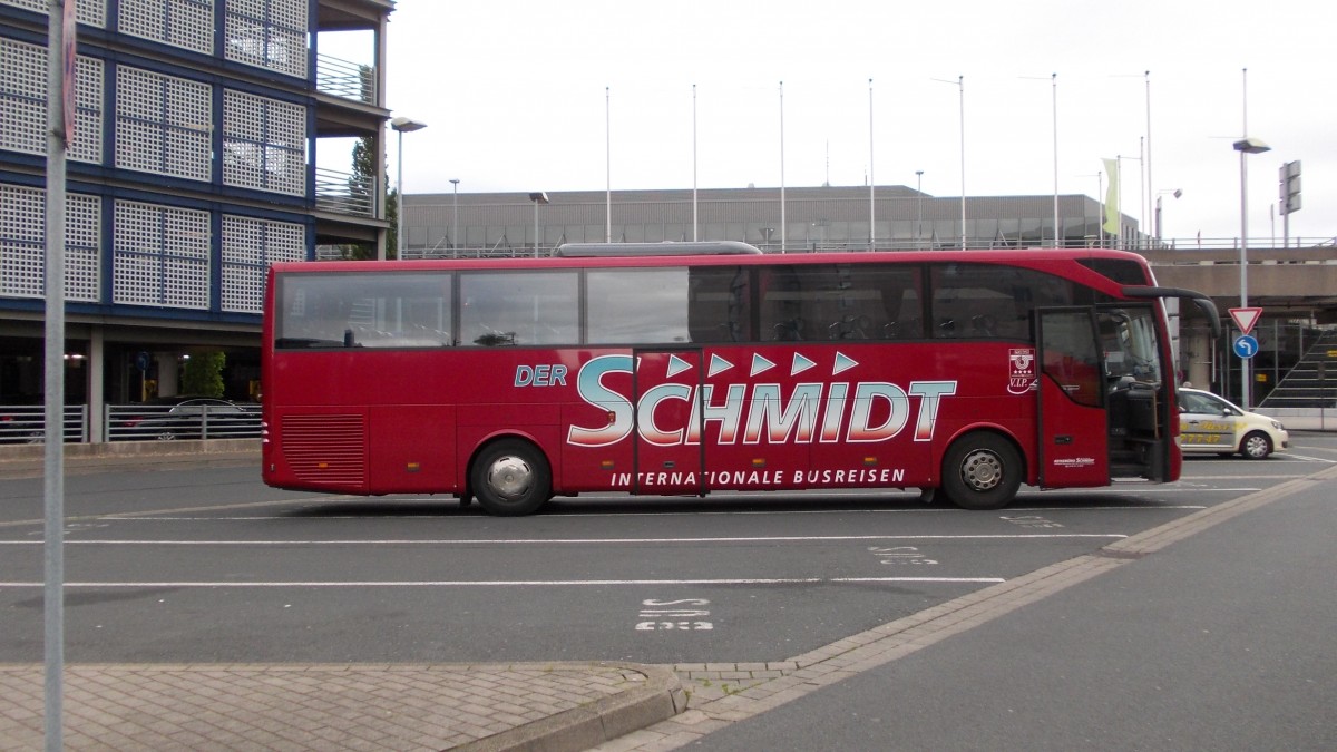 MB Reisebus, am 03.06.2015 am Airport Hannover.