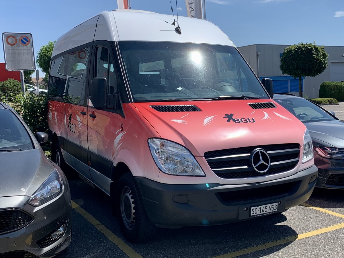 MB Sprinter Nr. 5 der BGU am 2.8.22 vor der Garage parkiert in Grenchen.