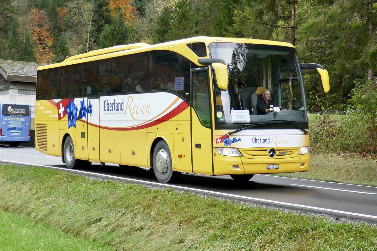MB Tourismo 'BE 345 856' von Oberland Reisen unterwegs, mit den Reisenden von Grindelwald die in Zweilütschinen umstiegen, direkt nach Interlaken Ost, am 2.11.19 bei der Abzweigung Zweilütschinen.