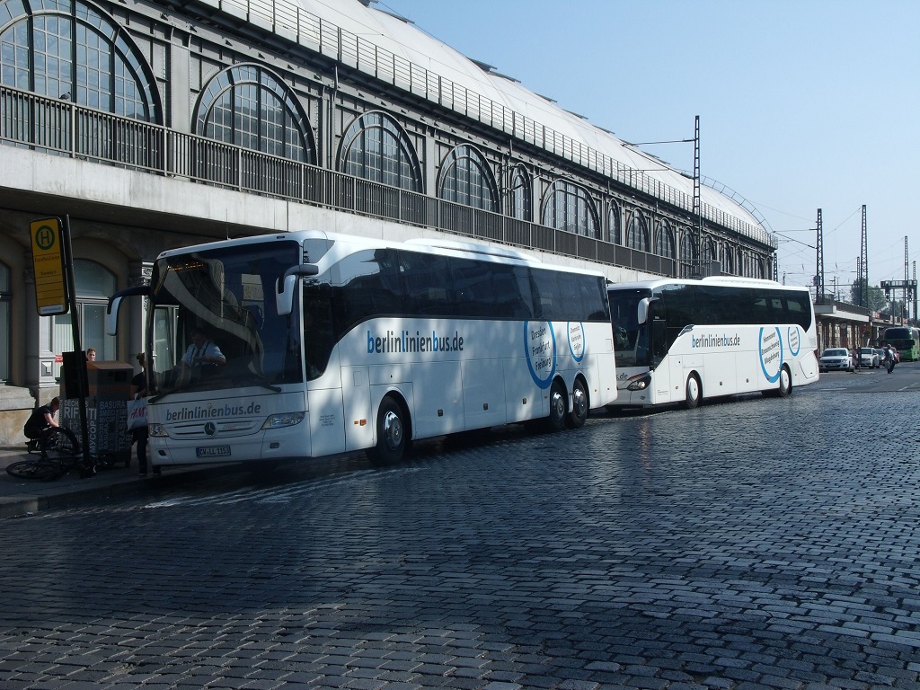 MB Tourismo II RHD-L - CW LL 1153 (vorn) u. Setra S 516 HD/2 - VG RB 51 - in Dresden, Bayrische Straße (am Hbf) - am 5-Oktober-2015