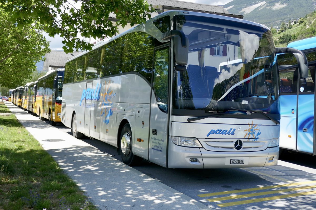 MB Tourismo von Pauli Reisen und diverse PostAutos die am 16.6.19 wärend dem Fest in Erschmatt, beim LLB Depot Areal parkiert sind.