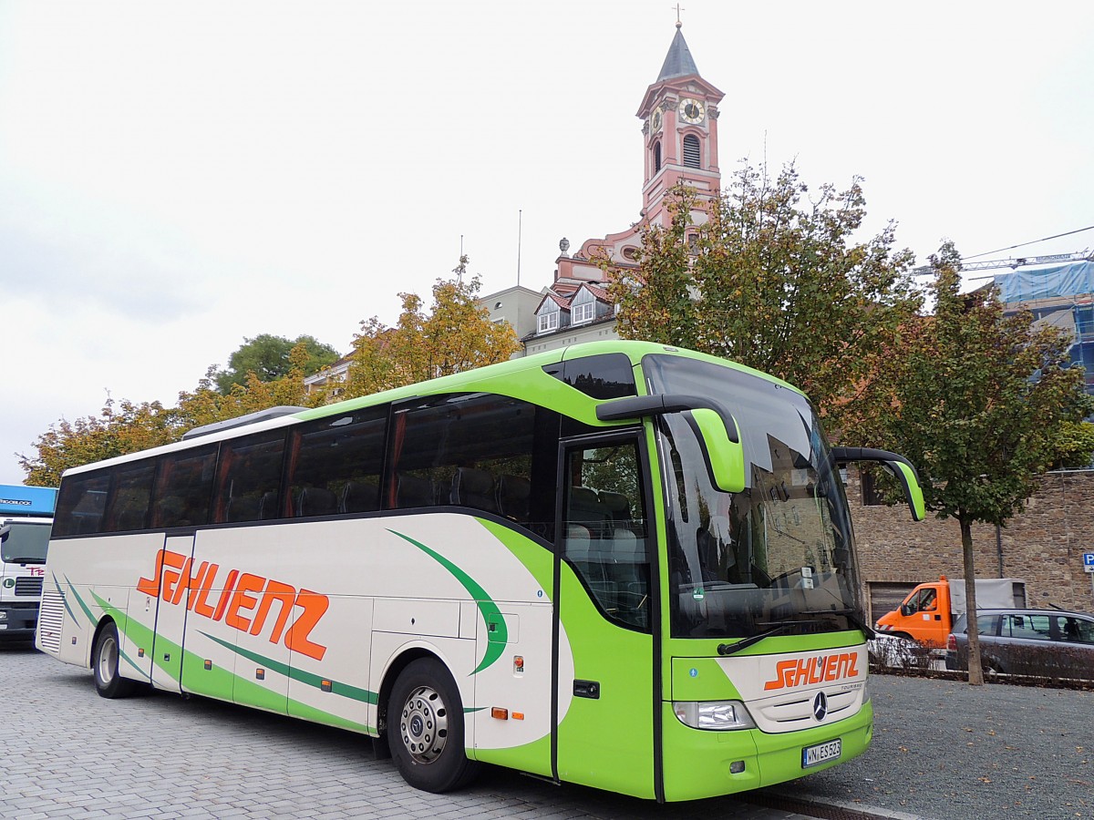 MB-Tourismo von Schlienz, erwartet an der Schiffsanlegestelle in Passau Kreuzfahrtreisende; 131012
