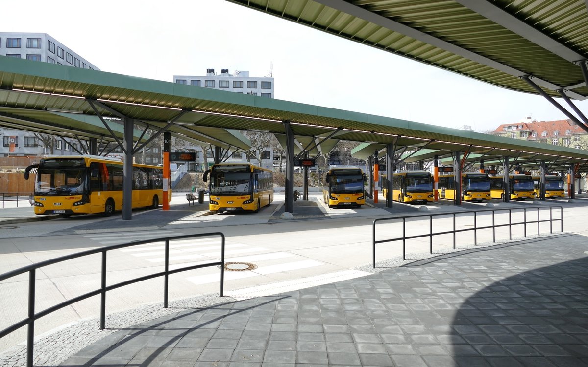 Mehrere, nun sieben aneinander abgestellte VDL Citea der BVG am ZOB, Berlin im April 2021.