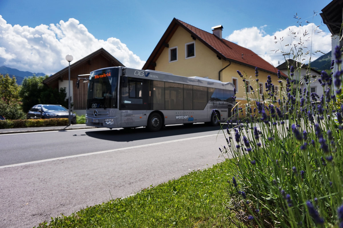 Mercedes – Kutsenits Hydra der OGV, unterwegs auf der Kfl. 5021 als Kurs 11 (Oberdrauburg Bahnhof - Gerlamoos), am 10.6.2016 nahe der Haltestelle Steinfeld im Drautal Postamt.