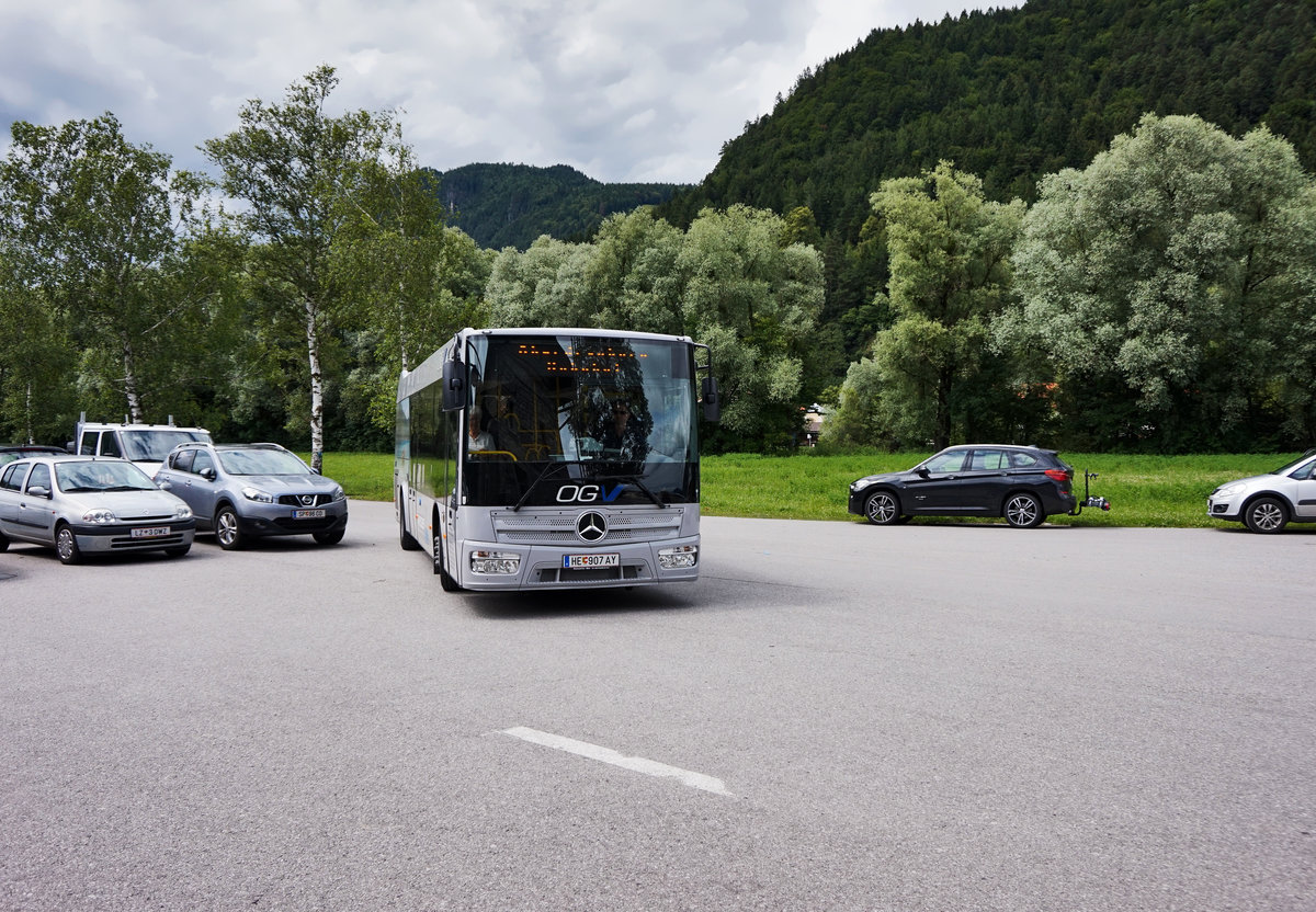 Mercedes – Kutsenits Hydra der OGV, unterwegs auf der Kfl. 5021 als Kurs 33 (Kleblach-Lind Bahnhst - Oberdrauburg Bahnhof), am 27.6.2016 bei der Einfahrt in die Haltestelle Oberdrauburg Bahnhof.