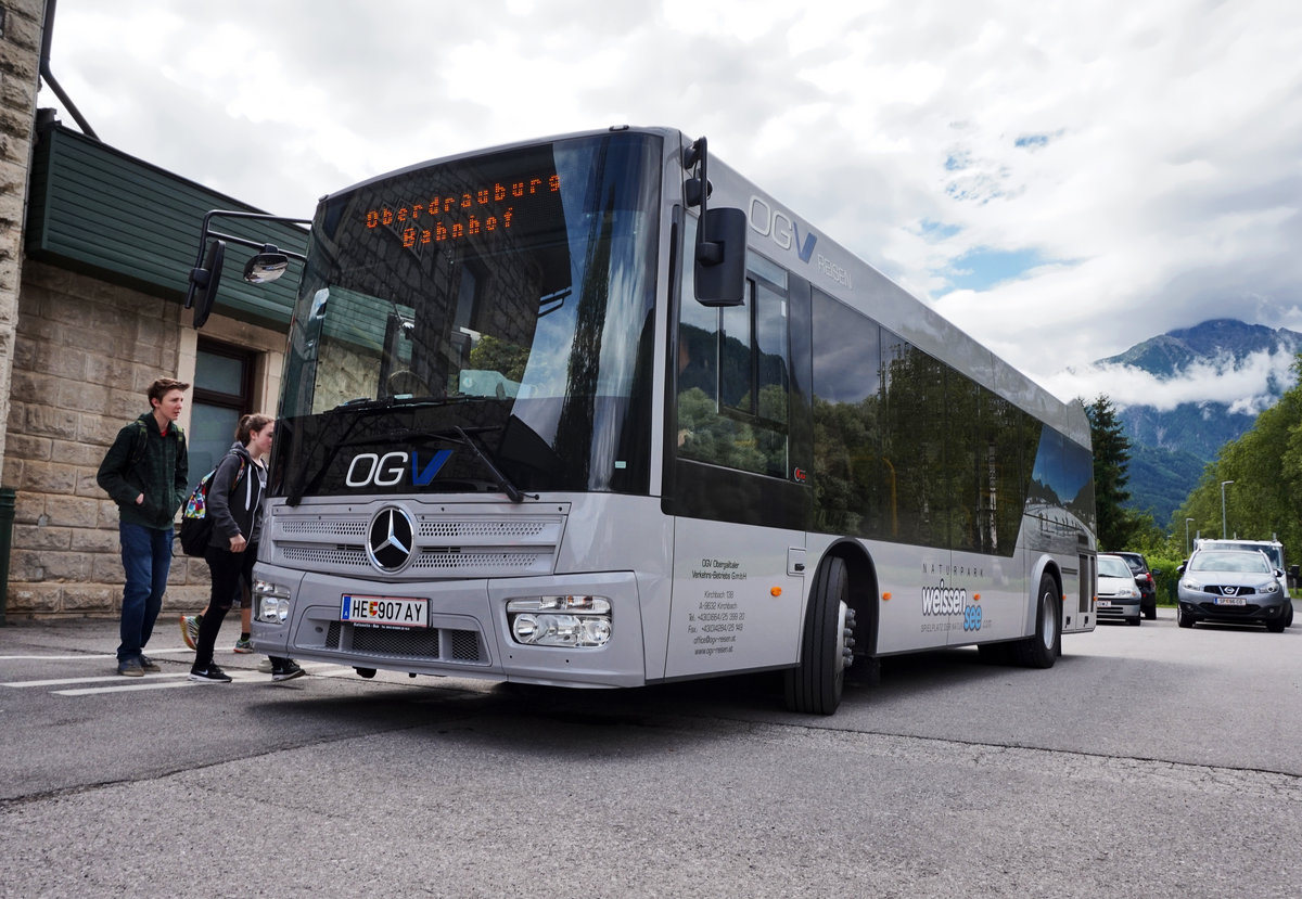 Mercedes – Kutsenits Hydra der OGV, unterwegs auf der Kfl. 5021 als Kurs 33 (Kleblach-Lind Bahnhst - Oberdrauburg Bahnhof), am 27.6.2016 beim Halt an der Haltestelle Oberdrauburg Bahnhof. In Kürze macht sich der Bus dann wieder als Kurs 12, nach Greifenburg Gemeindeamt, auf den Rückweg.