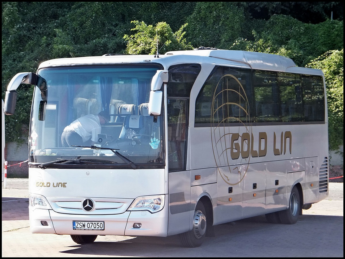 Mercedes Atego Prestige von Gold Line aus Polen im Stadthafen Sassnitz am 25.08.2013 (Genauer Aufbauer nicht bekannt)