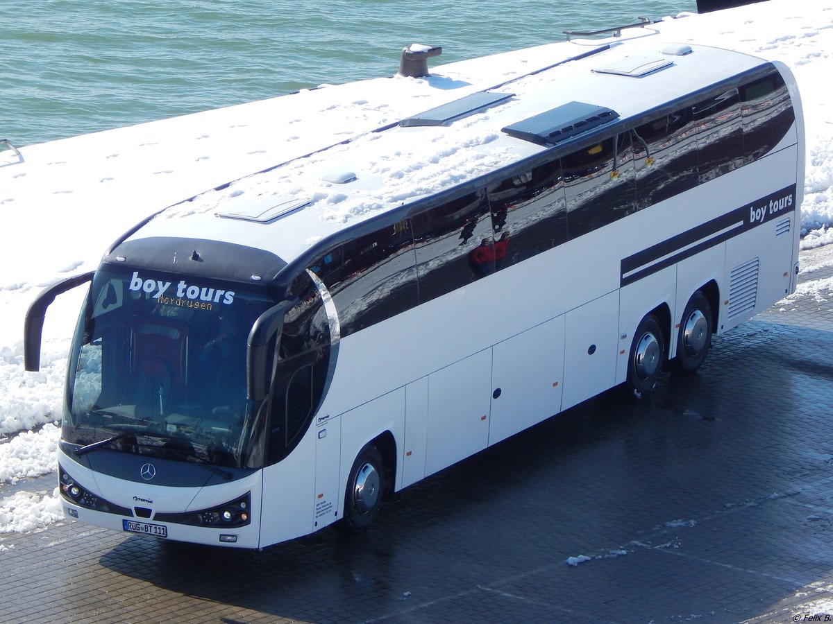 Mercedes Atomic 3 von BoyTours aus Deutschland im Stadthafen Sassnitz am 02.04.2018