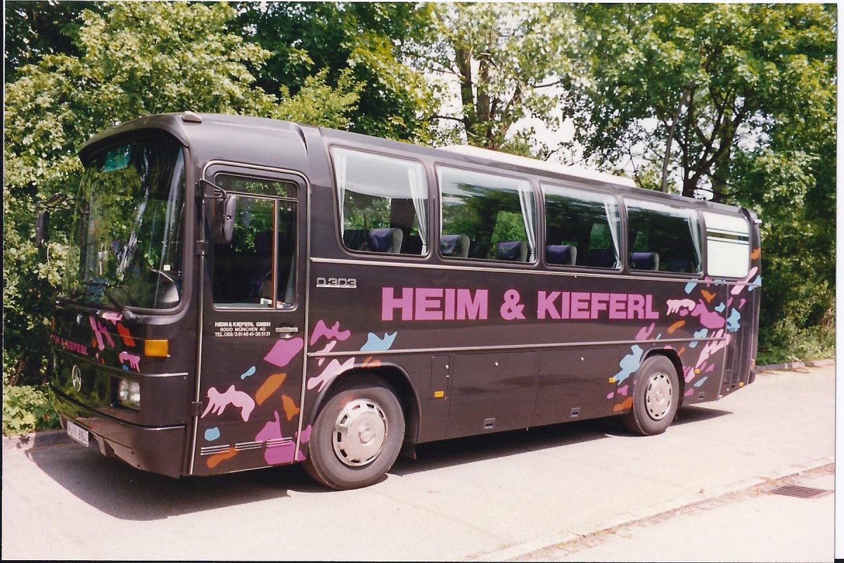 Mercedes Benz 0303 von Autobus Heim & Kieferl GmbH in München, aufgenommen 1995.