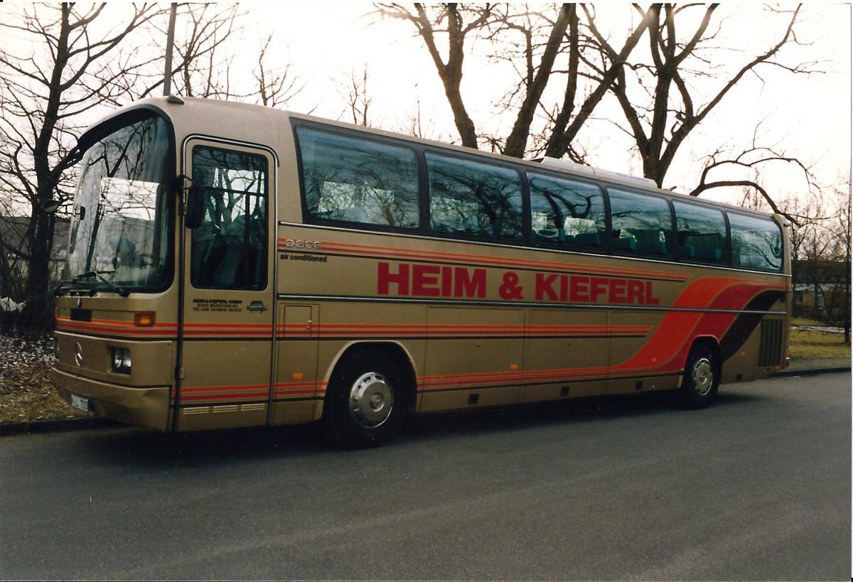 Mercedes Benz 0303 von der Fa. Autobus Heim & Kieferl GmbH in München, aufgenommen 1995.