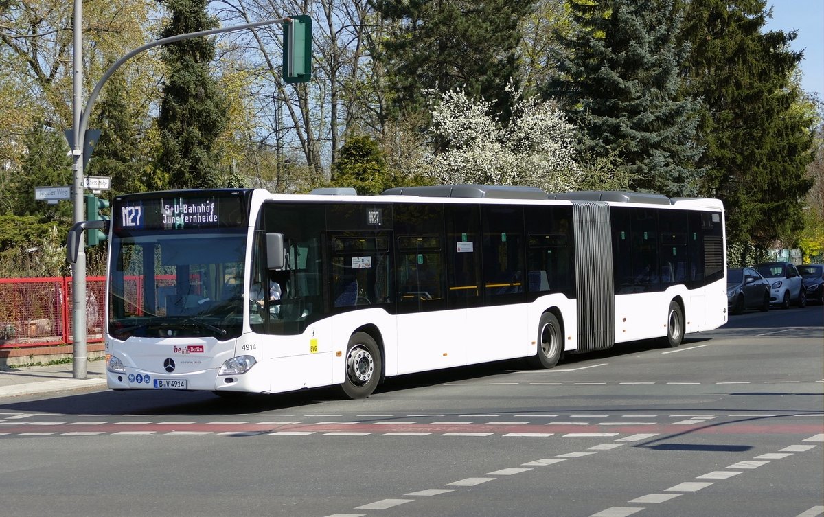 Mercedes-Benz C2 Citaro GN18 der BVG, Wagen 4914, unterwegs als M27,  Berlin im April 2020.