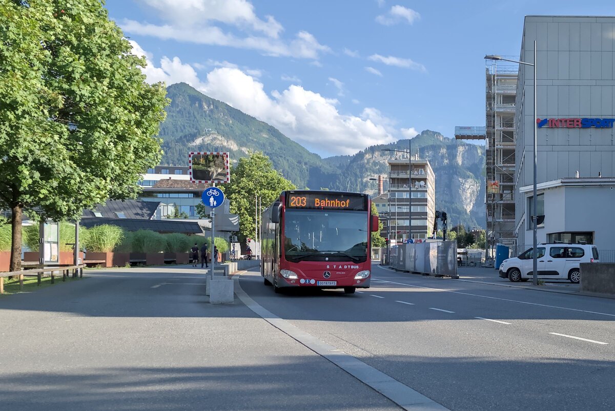 Mercedes-Benz Citaro 2. Generation (DO-879FS) als Linie 203 in Dornbirn, Stadtstraße. Aufgenommen 17.7.2025.