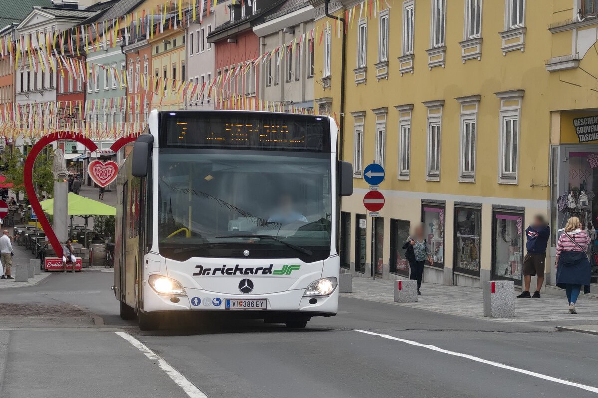 Mercedes-Benz Citaro 2. Generation von Dr. Richard (VI-386EY) als Stadtbus Villach Linie 7 am Hauptplatz in Villach. Aufgenommen 1.9.2022.