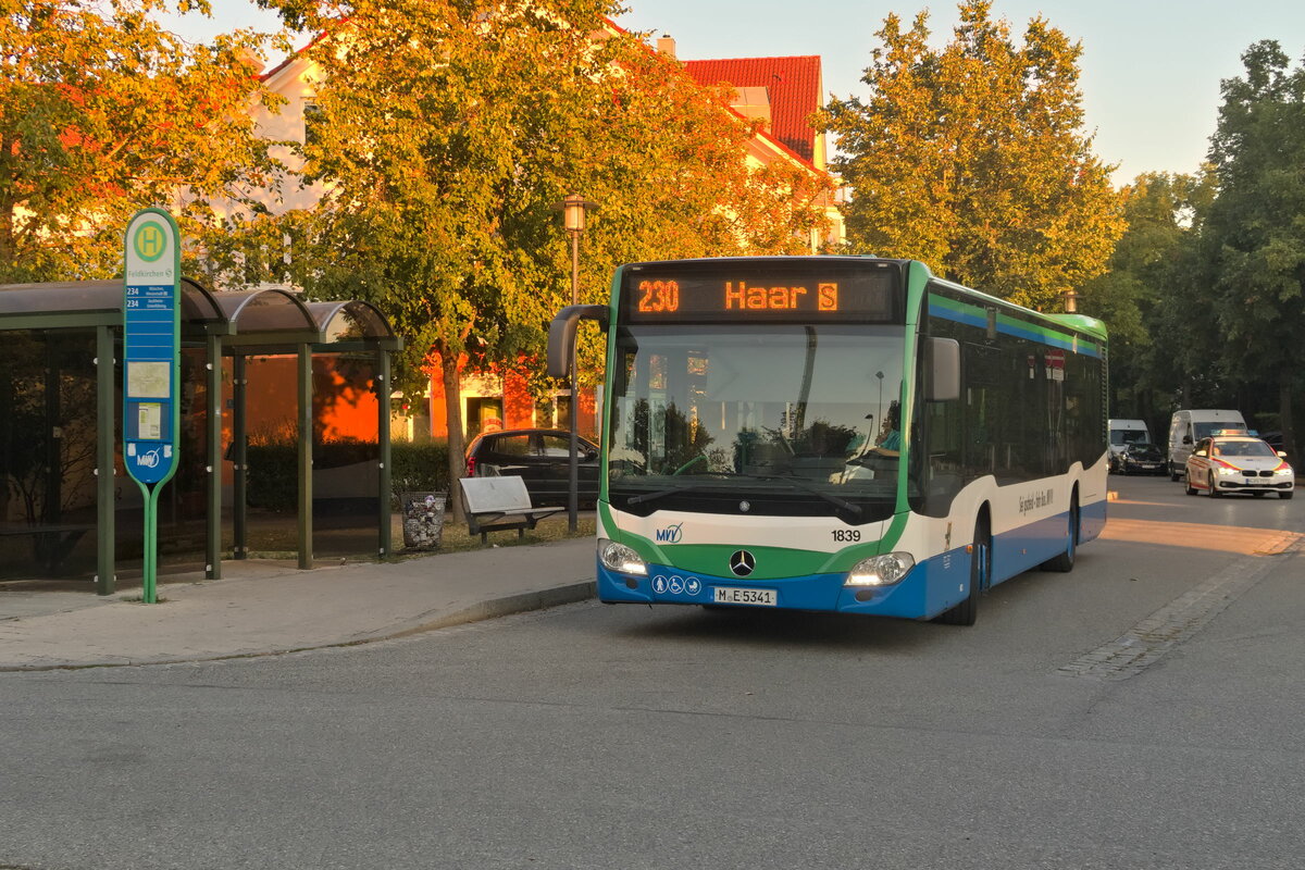 Mercedes-Benz Citaro 2. Generation von Ettenhuber (Bus 1839, M-E 5341) als Linie 230 an der Haltestelle Feldkirchen S-Bahn. Aufgenommen 10.8.2022.
