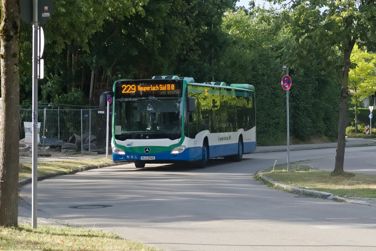 Mercedes-Benz Citaro 2. Generation von Geldhauser (M-C 2945) als Linie 229 in Ottobrunn, Uhlandstraße. Aufgenommen 14.7.2022.
