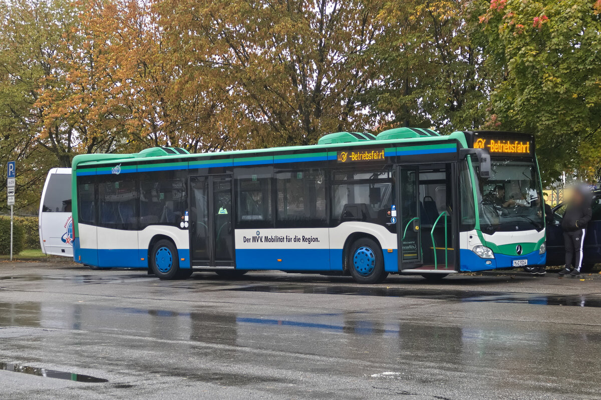 Mercedes-Benz Citaro 2. Generation von Geldhauser (M-C 9214), abgestellt an der Haltestelle Starnberg S-Bahn. Aufgenommen 24.10.2023.