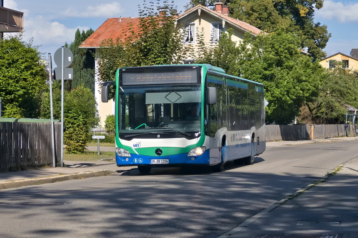 Mercedes-Benz Citaro 2. Generation (IN-DB 1204) auf Betriebsfahrt in Wolfratshausen, Bahnhofstraße. Aufgenommen 25.8.2022.