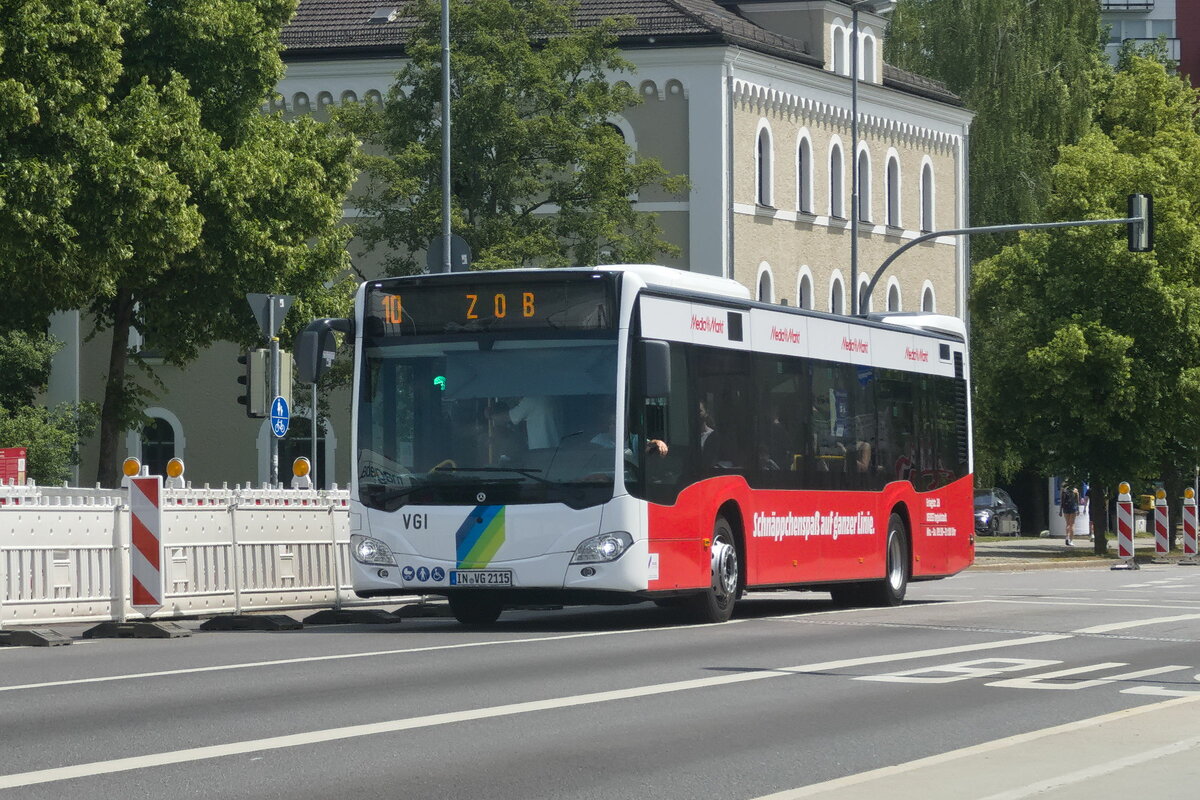 Mercedes-Benz Citaro 2. Generation der Ingolstädter Verkehrsgesellschaft (IN-VG 2115) als Linie 10 auf der Konrad-Adenauer-Brücke in Ingolstadt. Aufgenommen 21.6.2022.