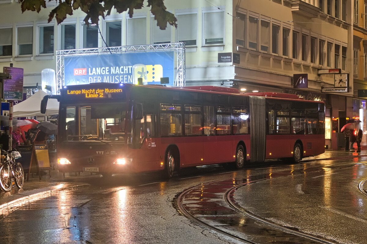 Mercedes-Benz Citaro 2. Generation der Innsbrucker Verkehrsbetriebe (Bus Nr. 417) als Shuttle Lange Nacht der Museen Linie 2 in Innsbruck, Museumstraße. Aufgenommen 1.10.2022.