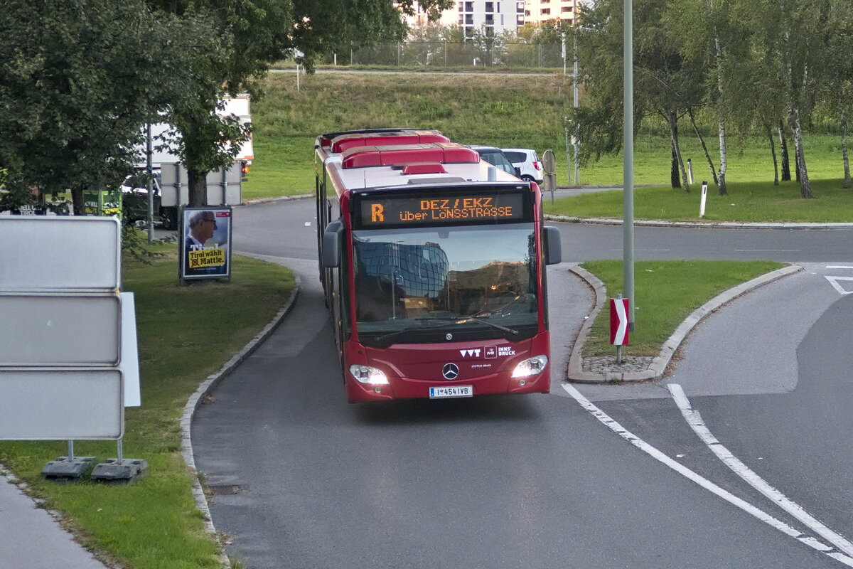 Mercedes-Benz Citaro 2. Generation der Innsbrucker Verkehrsbetriebe (Bus Nr. 454) ist als Linie R in Innsbruck über die Dr.-Ferdinand-Kogler-Straße umgeleitet. Aufgenommen 22.9.2022.