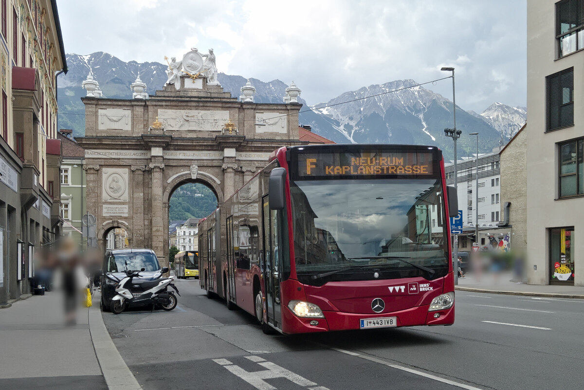 Mercedes-Benz Citaro 2. Generation der Innsbrucker Verkehrsbetriebe (Bus Nr. 443) als Linie F bei der Haltestelle Innsbruck Triumphpforte. Aufgenommen 1.6.2023.