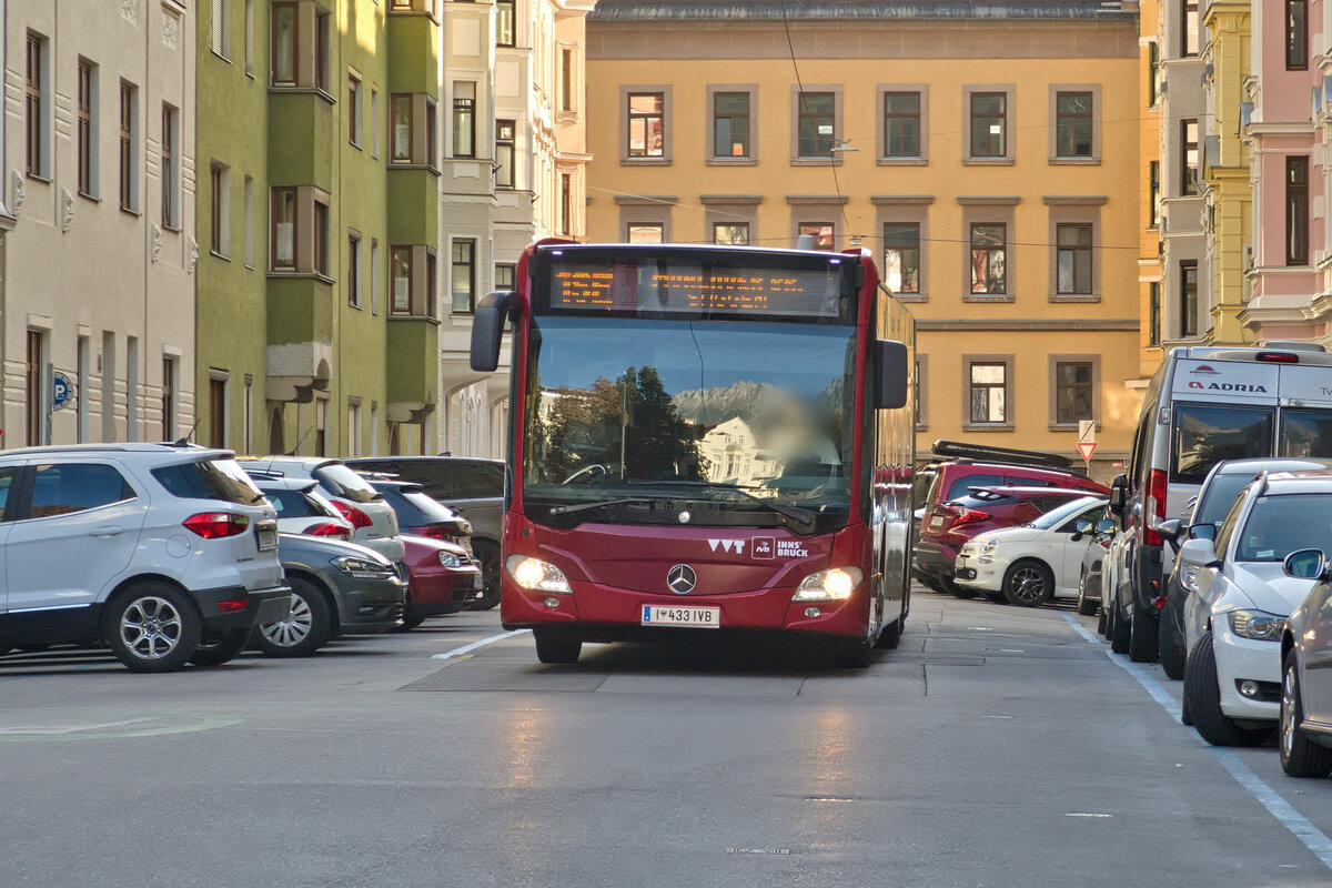 Mercedes-Benz Citaro 2. Generation der Innsbrucker Verkehrsbetriebe (Bus Nr. 433) als Schienenersatzverkehr für die Straßenbahnlinie 1 in Innsbruck, Goethestraße. Aufgenommen 2.10.2023.