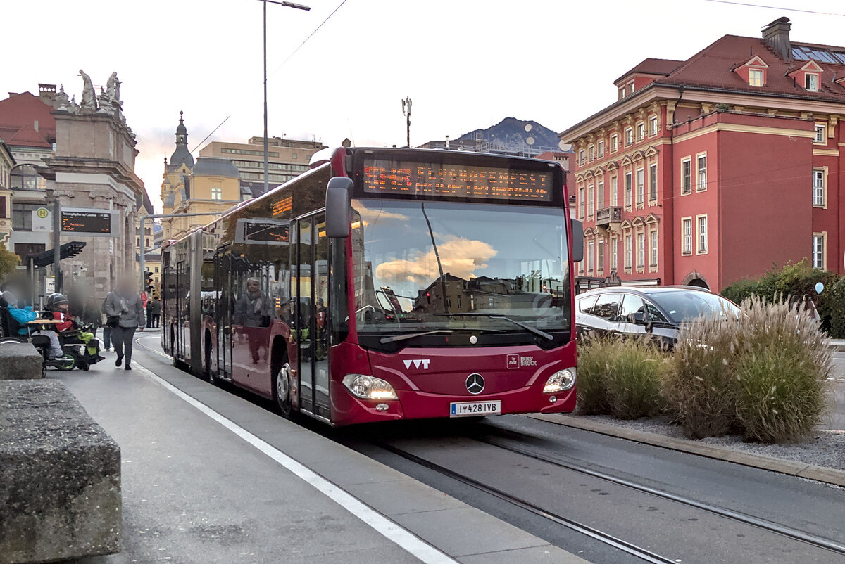 Mercedes-Benz Citaro 2. Generation der Innsbrucker Verkehrsbetriebe (Bus Nr. 428) als Shuttle Flughafenfest Linie 3 an der Hst. Triumphpforte/Casino in Innsbruck. Aufgenommen 26.10.2025