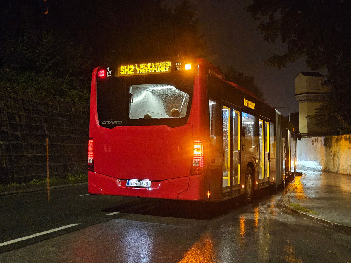 Mercedes-Benz Citaro 2. Generation der Innsbrucker Verkehrsbetriebe (Bus Nr. 451) als Shuttle Lange Nacht der Museen an der Hst. Schloss Ambras in Innsbruck. Aufgenommen 4.10.2025.
