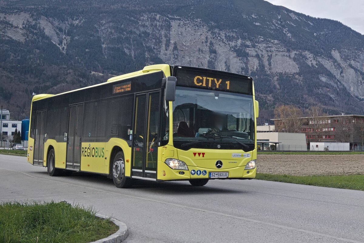 Mercedes-Benz Citaro 2. Generation von Ledermair (SZ-593LG) als Stadtbus Schwaz Linie 1 in Schwaz, Bergwerkstraße. Aufgenommen 12.4.2023.