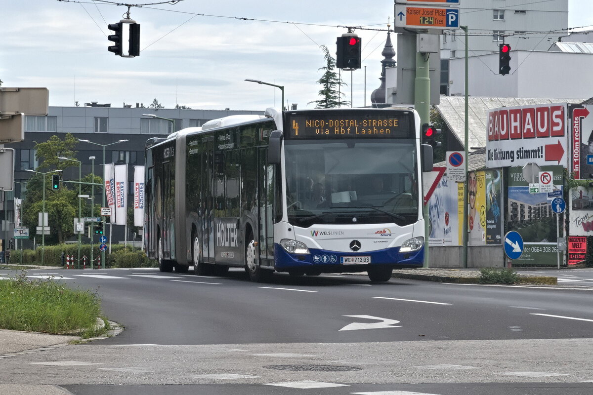 Mercedes-Benz Citaro 2. Generation von sabtours (WE-713GS) als Stadtbus Wels Linie 4 in Wels, Roseggerstraße. Aufgenommen 13.9.2022.