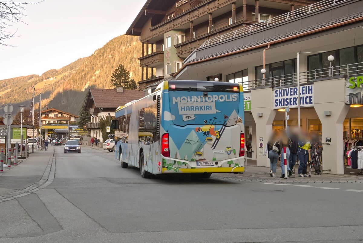 Mercedes-Benz Citaro 2. Generation (SZ-902ZK) als Skibus Mayrhofen an der Skibushaltestelle Mayrhofen Sternplatz. Aufgenommen 21.2.2023.