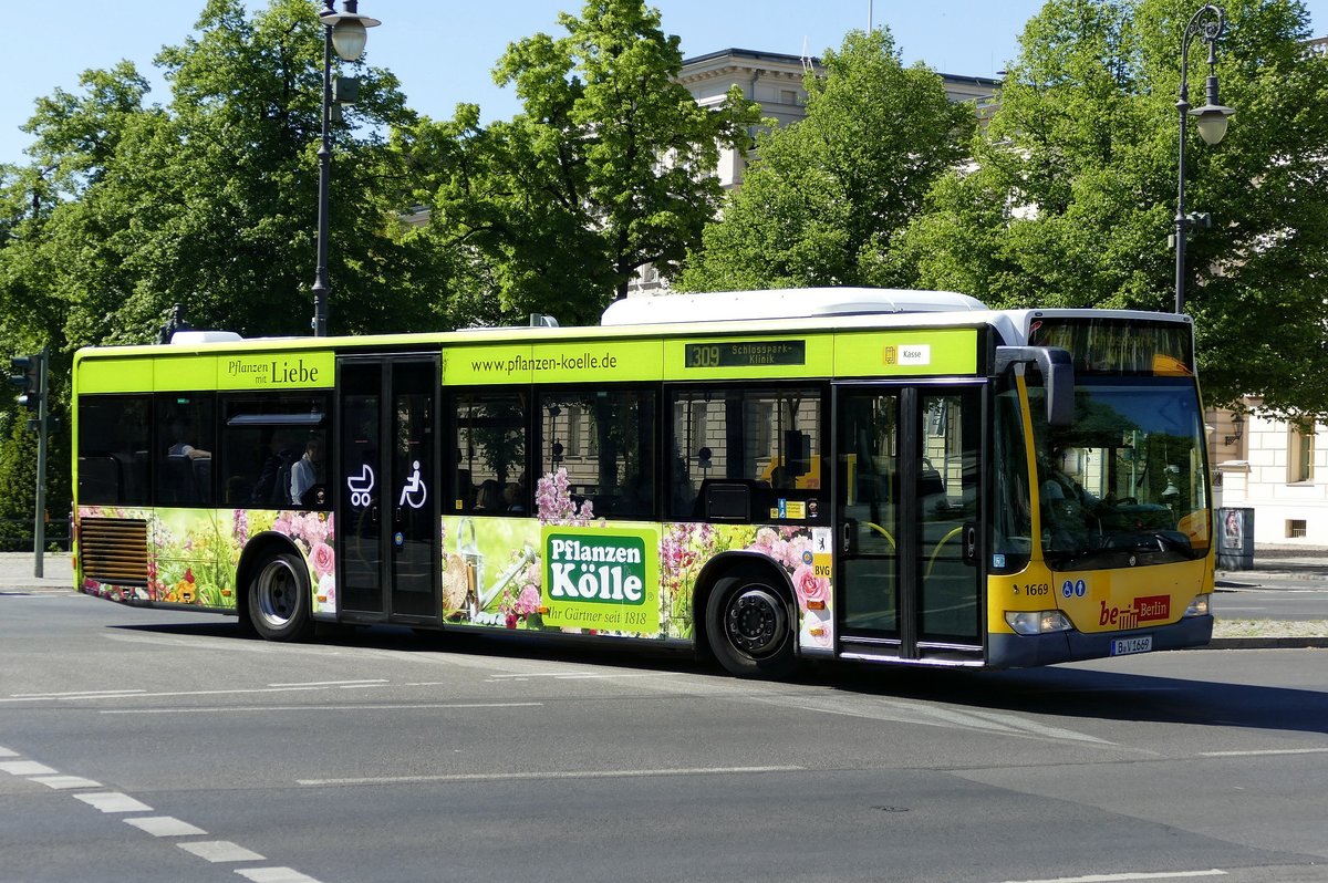 Mercedes -Benz Citaro der BVG, Wagen 1669 unterwegs auf der Linie 309, hier in Berlin /Spandauer Damm im Mai 2018.