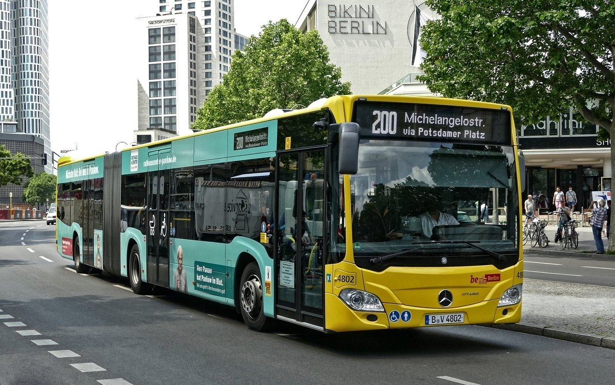 Mercedes -Benz Citaro C2 '4802' der BVG Berlin, auf der Linie 200 in Berlin /Budapester Str.  im Juni 2020.