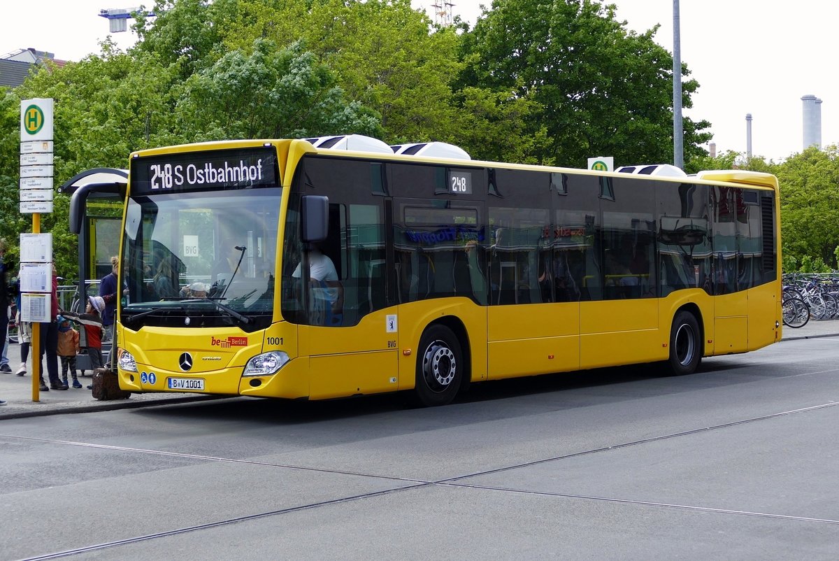 Mercedes -Benz Citaro C2 der BVG, Wagen '1001', auf der Linie 248 am Ostbahnhof /Berlin im Mai 2019.