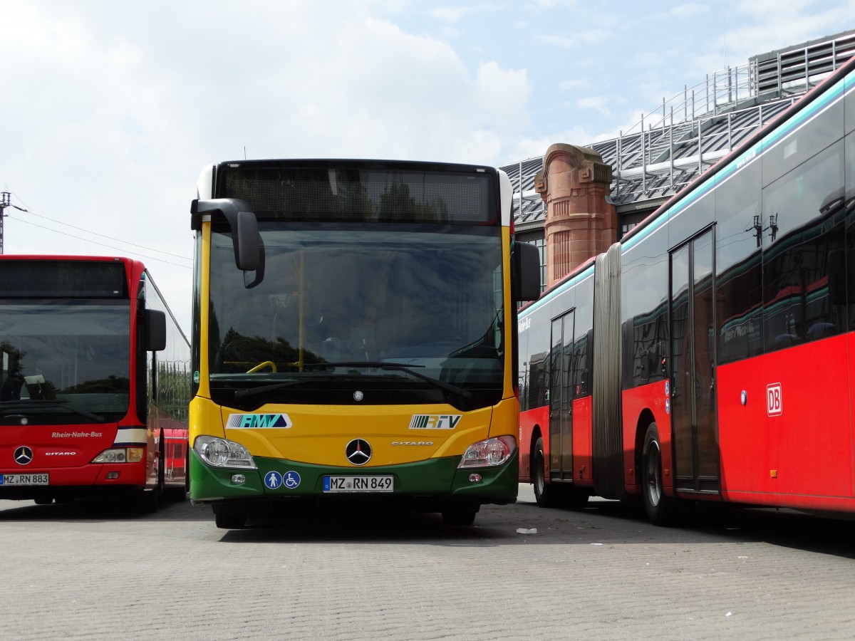 Mercedes Benz Citaro C2 G (Euro6) von DB Rhein Nahe Bus im RTV Design am 28.05.15 in Wiesbaden Hbf 