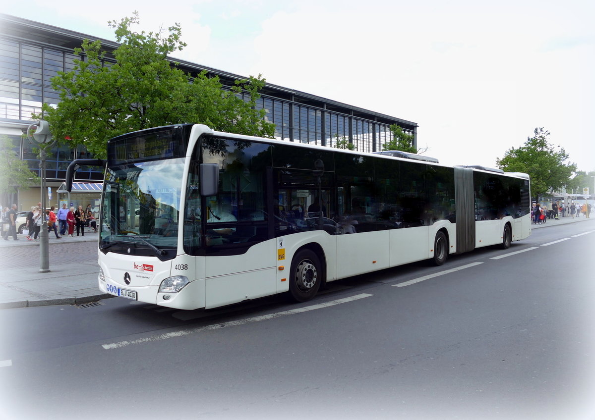 Mercedes-Benz Citaro C2 Gelenkbus der BVG, B-V 4038, hier auf der Linie 200, Berlin /Hardenbergplatz am 6.7.2017.