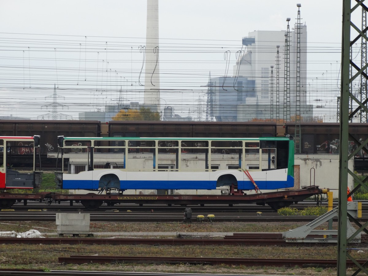 Mercedes Benz Citaro C2 mal anders am 25.10.15 in Mannheim Gbf vom Bahnsteig aus fotografiert. Dies ist ein Citaro Grundgerüst das aus Ulm kommt und bei Evo Bus in Mannheim dann zu einen richtigen Citaro wird.