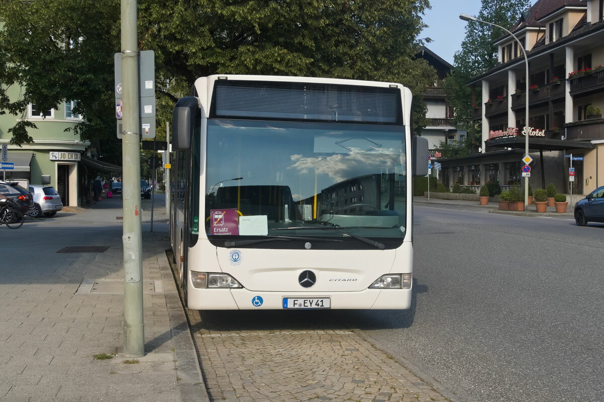 Mercedes-Benz Citaro Facelift von Erya Tour (F-EY 41) als Schienenersatzverkehr abgestellt in Garmisch-Partenkirchen, Bahnhofstraße. Aufgenommen 4.8.2022.
