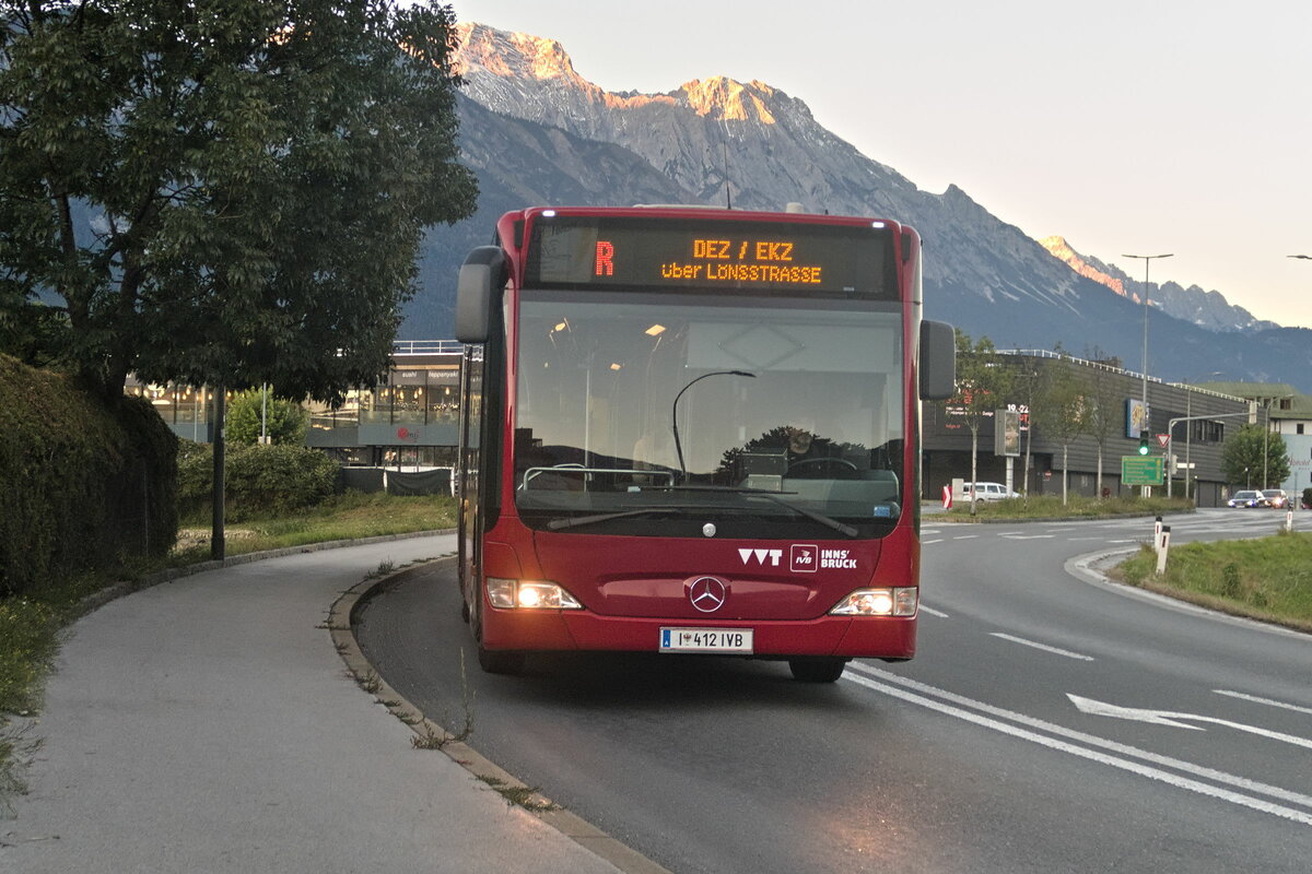 Mercedes-Benz Citaro Facelift der Innsbrucker Verkehrsbetriebe (Bus Nr. 412) ist als Linie R in Innsbruck über die Dr.-Ferdinand-Kogler-Straße umgeleitet. Aufgenommen 22.9.2022.