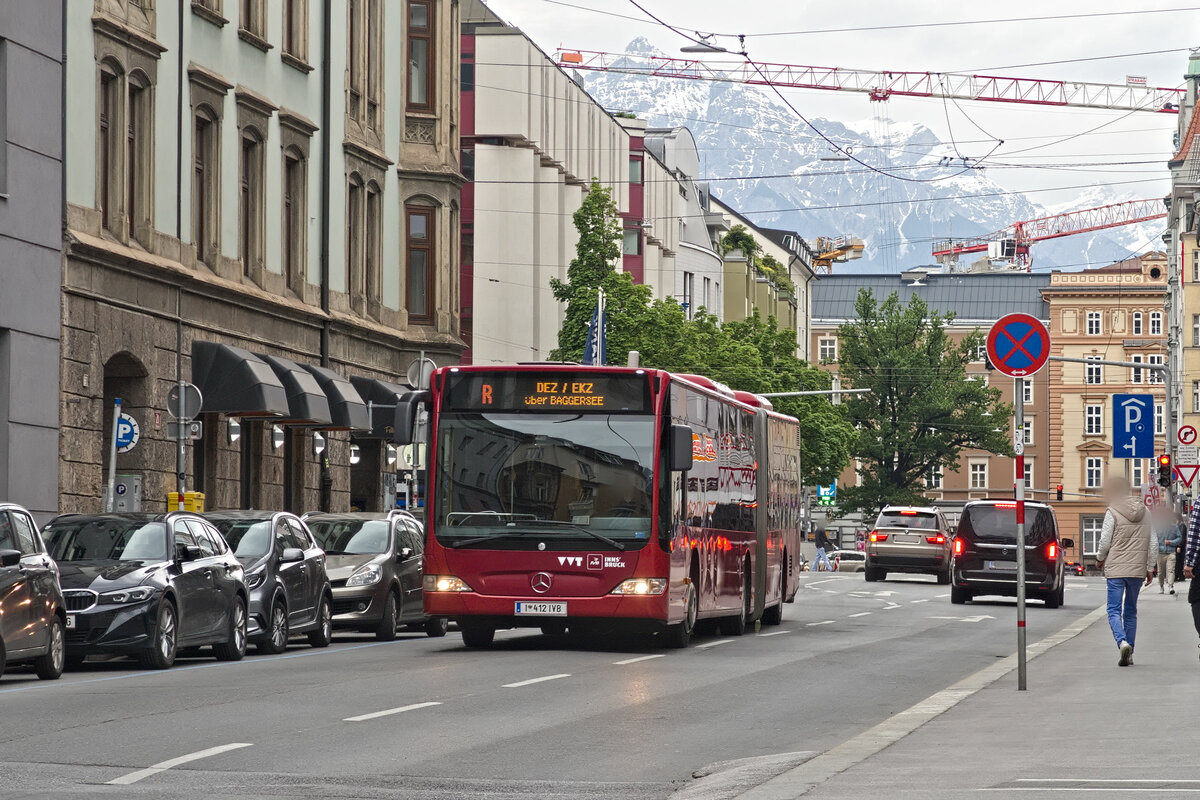 Mercedes-Benz Citaro Facelift der Innsbrucker Verkehrsbetriebe (Bus Nr. 412) als Linie R in Innsbruck, Sillgasse. Aufgenommen 20.5.2023.