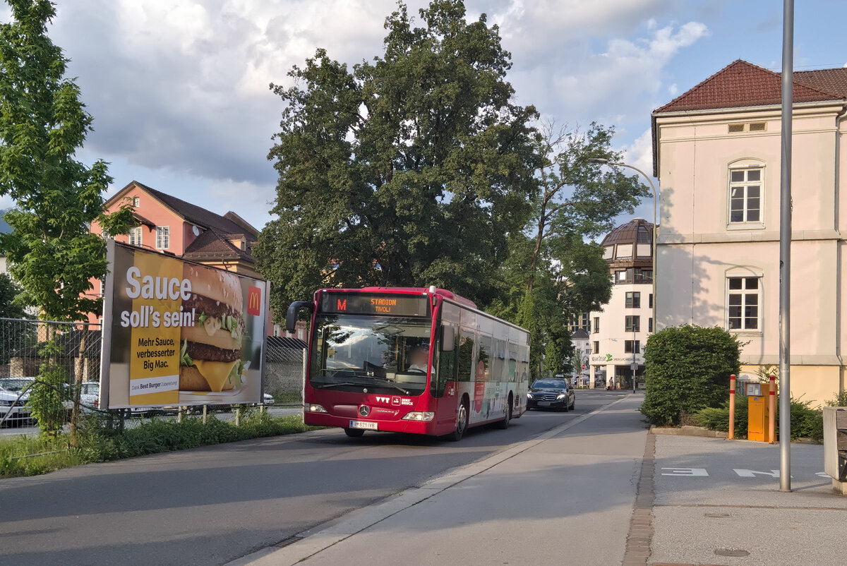 Mercedes-Benz Citaro Facelift der Innsbrucker Verkehrsbetriebe (Bus Nr. 621) als Linie M in Innsbruck, Templstraße. Aufgenommen 6.6.2023.