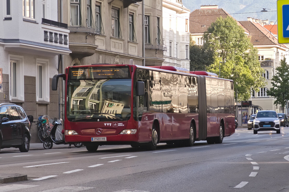 Mercedes-Benz Citaro Facelift der Innsbrucker Verkehrsbetriebe (Bus Nr. 422) als Schienenersatzverkehr für die Straßenbahnlinie 1 in Innsbruck, Erzherzog-Eugen-Straße. Aufgenommen 2.10.2023.