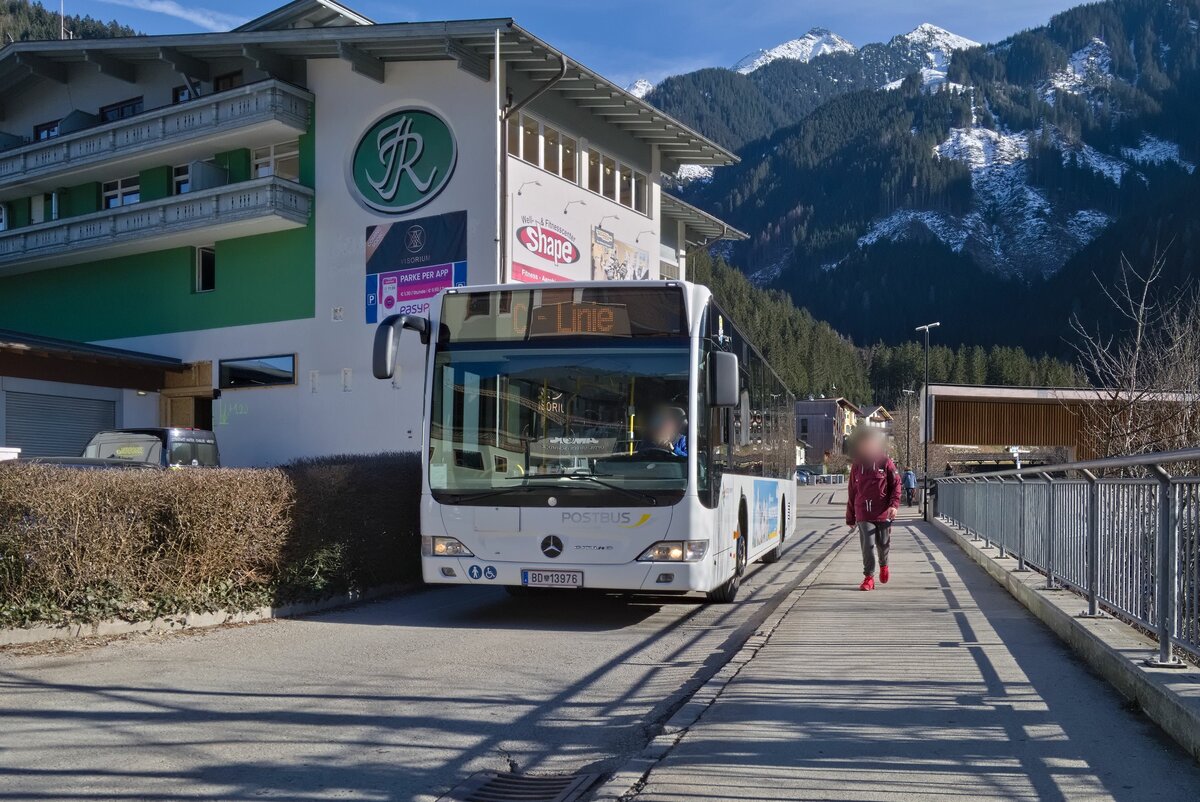 Mercedes-Benz Citaro Facelift von Postbus (BD-13976) als Skibus Mayrhofen Linie C in Mayrhofen, Zillerlände. Aufgenommen 21.2.2023.