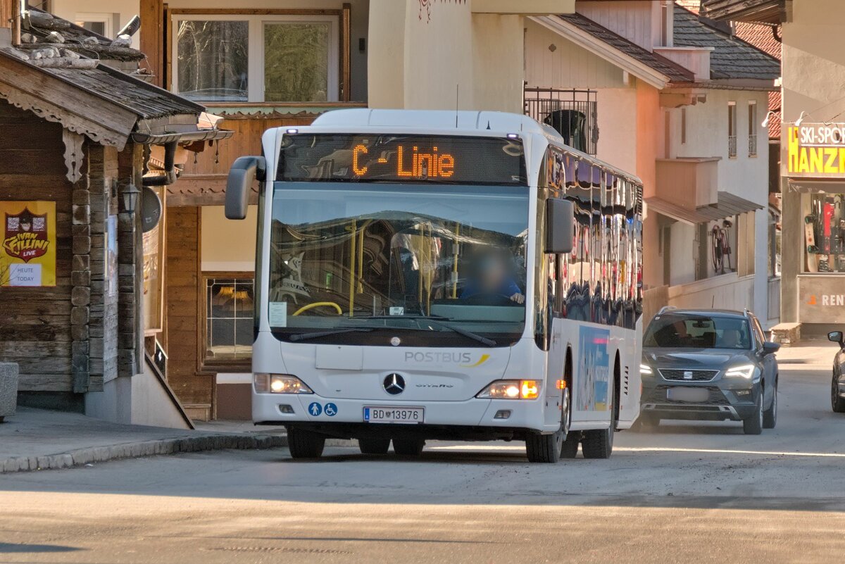 Mercedes-Benz Citaro Facelift von Postbus (BD-13976) als Skibus Mayrhofen Linie C in Mayrhofen, Ahornstraße. Aufgenommen 21.2.2023.