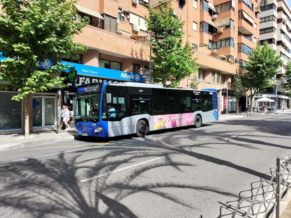 Mercedes-Benz Citaro O 530 C2, Wagen 777, Baujahr 2019, Firma La Alcoyana, im Einsatz auf der Linie 23 nach Muchamiel, wartet an der Endhaltestelle Estación Oscar Esplá in Alicante am 02.06.2022. Blau sind die Linienbusse in der nördlichen Umgebung von Alicante, l'Alacantí.