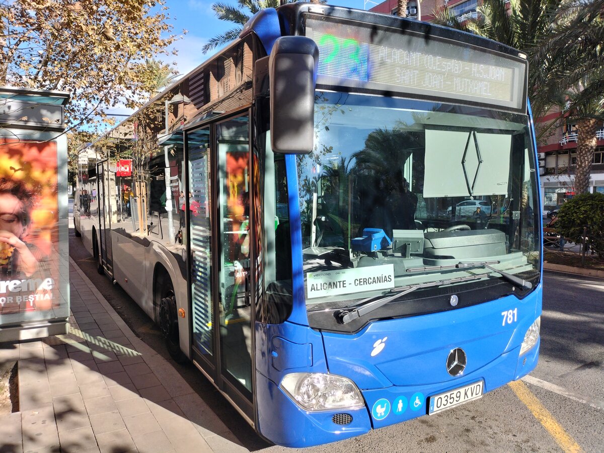 Mercedes-Benz Citaro O 530 C2, Wagen 781, Baujahr 2019, Firma La Alcoyana, wartet an der Endhaltestelle Oscar Esplá in Alicante vor der Abfahrt in Richtung Muchamiel auf der Linie 23 am 29.11.2023.