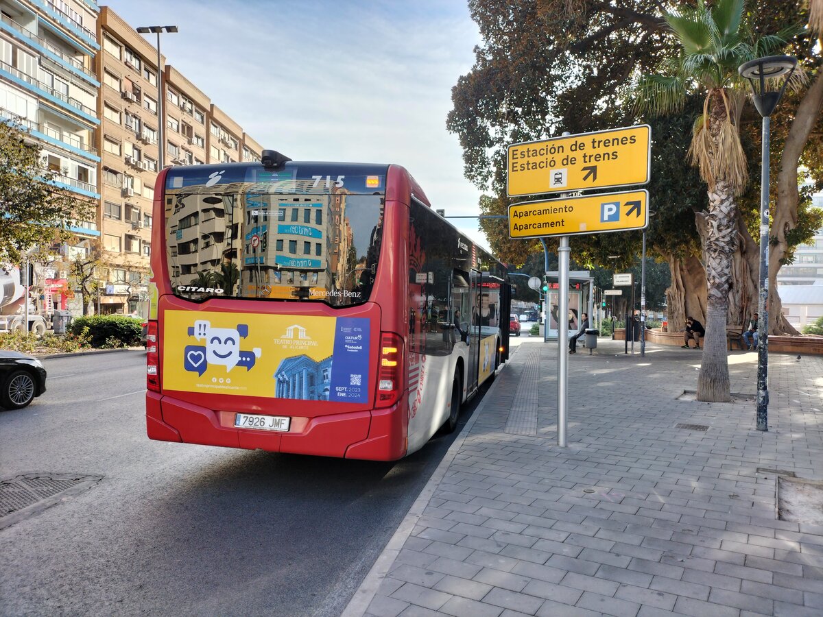 Mercedes-Benz Citaro O 530 C2, Wagen 715, Baujahr 2016, Vectalia Mia, bedient die Haltestelle Estación Salamanca als Linie 9 in Alicante am 12.12.2023.