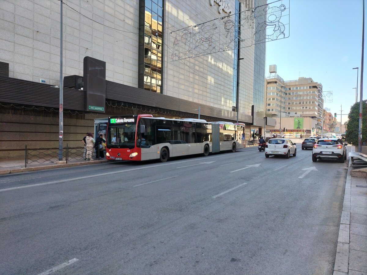 Mercedes-Benz Citaro O 530 G C2, Wagen 824, Baujahr 2023, Vectalia Mia, bedient die Haltestelle Estación Maisonnave als Linie 3 in Alicante am 12.12.2023.